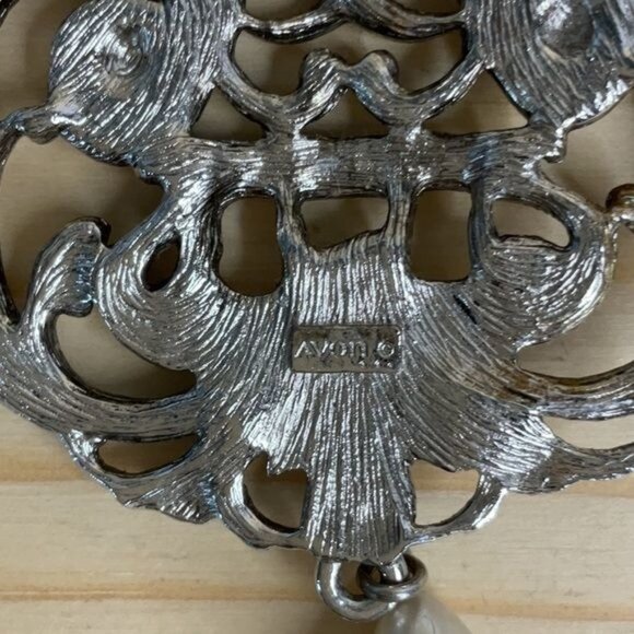 Avon Victorian Silver Tone Open Filigree Pearl Drop Medallion 70s Pendant - Picture 3 of 4